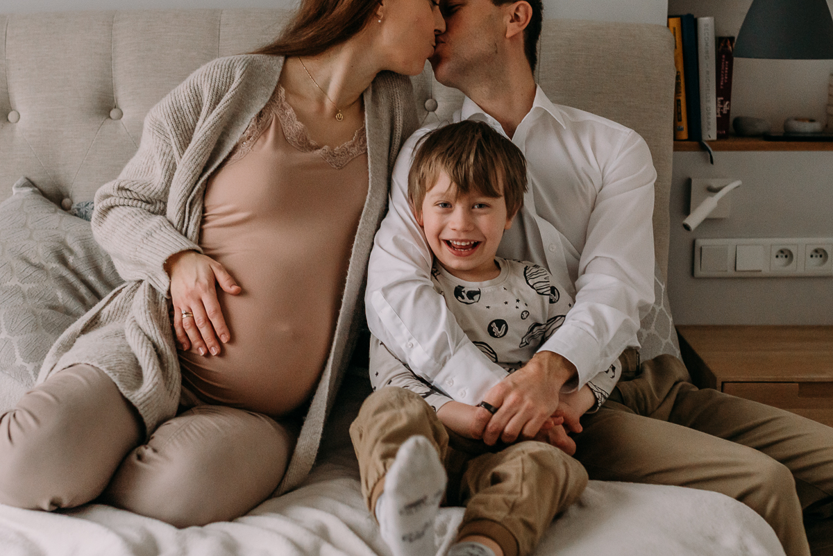 domowe zdjęcie mamy w ciąży z rodziną