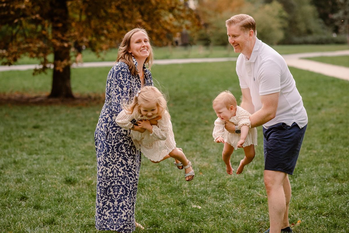 Relaksujący spacer po parku - pomysł na sesję rodzinną w Warszawie