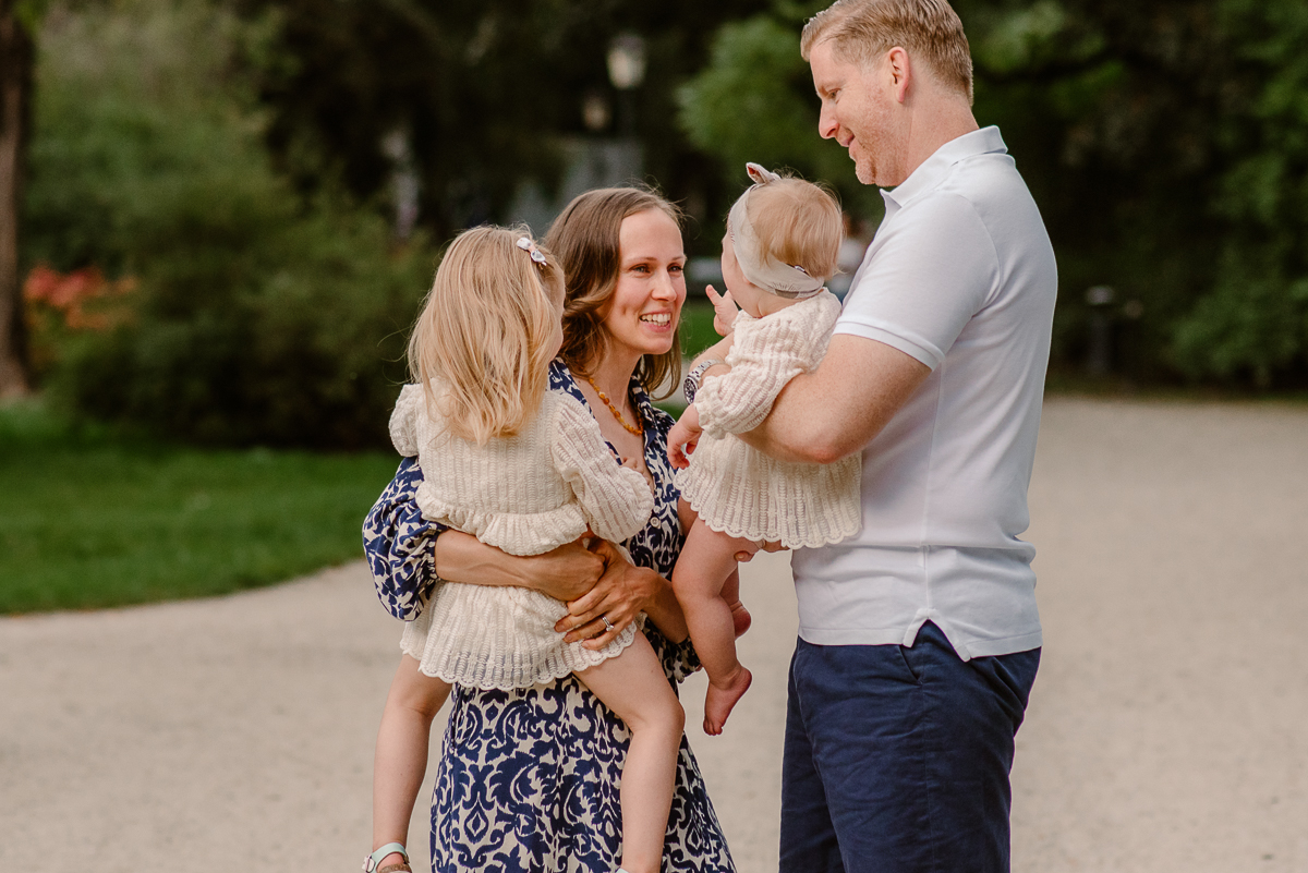 Relaksujący spacer po parku - pomysł na sesję rodzinną w Warszawie