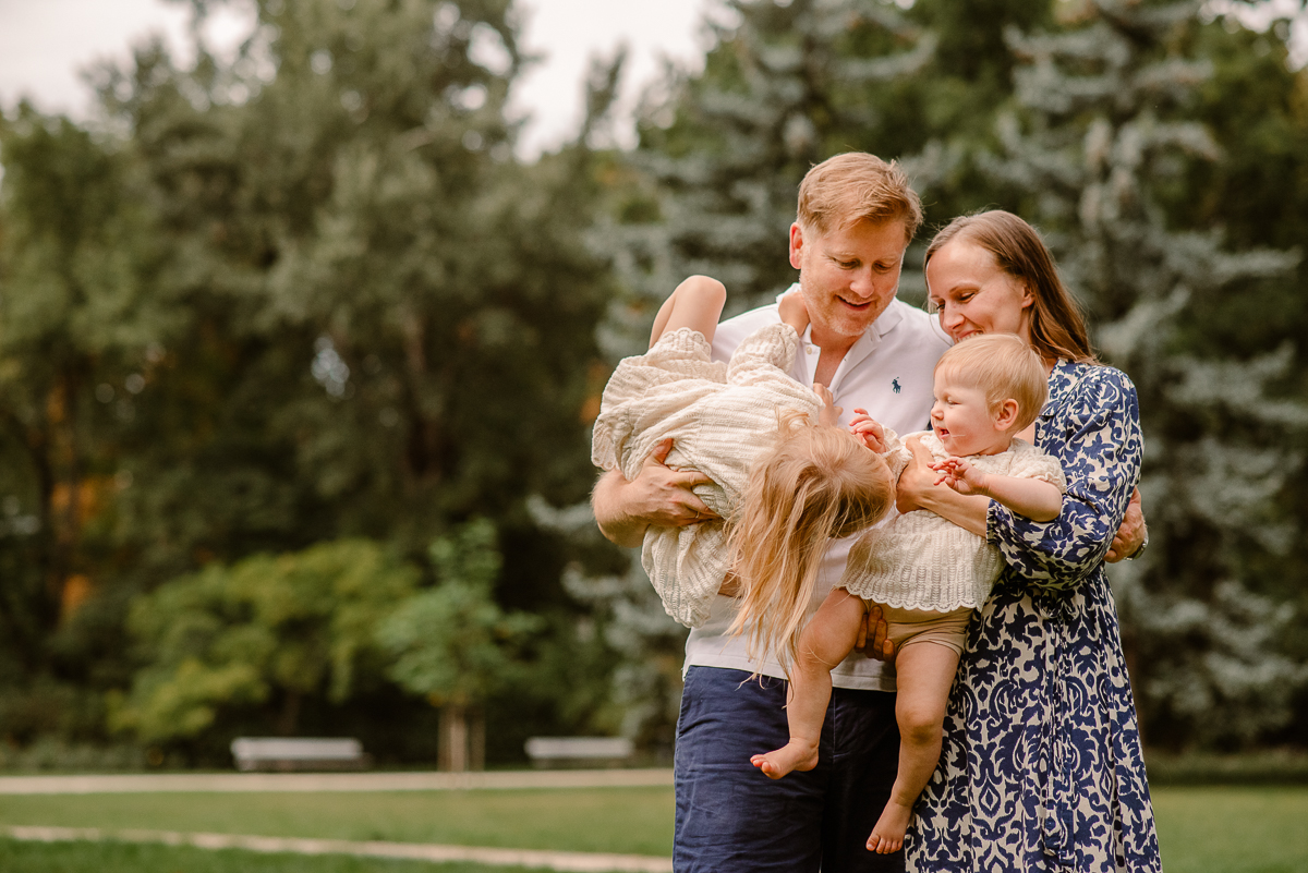 Relaksujący spacer po parku - pomysł na sesję rodzinną w Warszawie