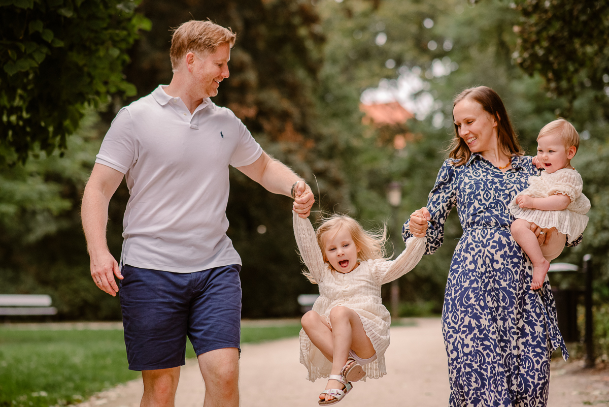 Relaksujący spacer po parku - pomysł na sesję rodzinną w Warszawie