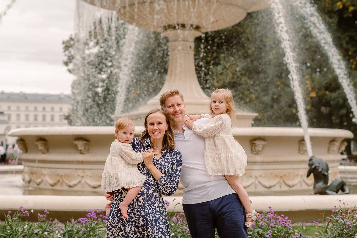 Relaksujący spacer po parku - pomysł na sesję rodzinną w Warszawie