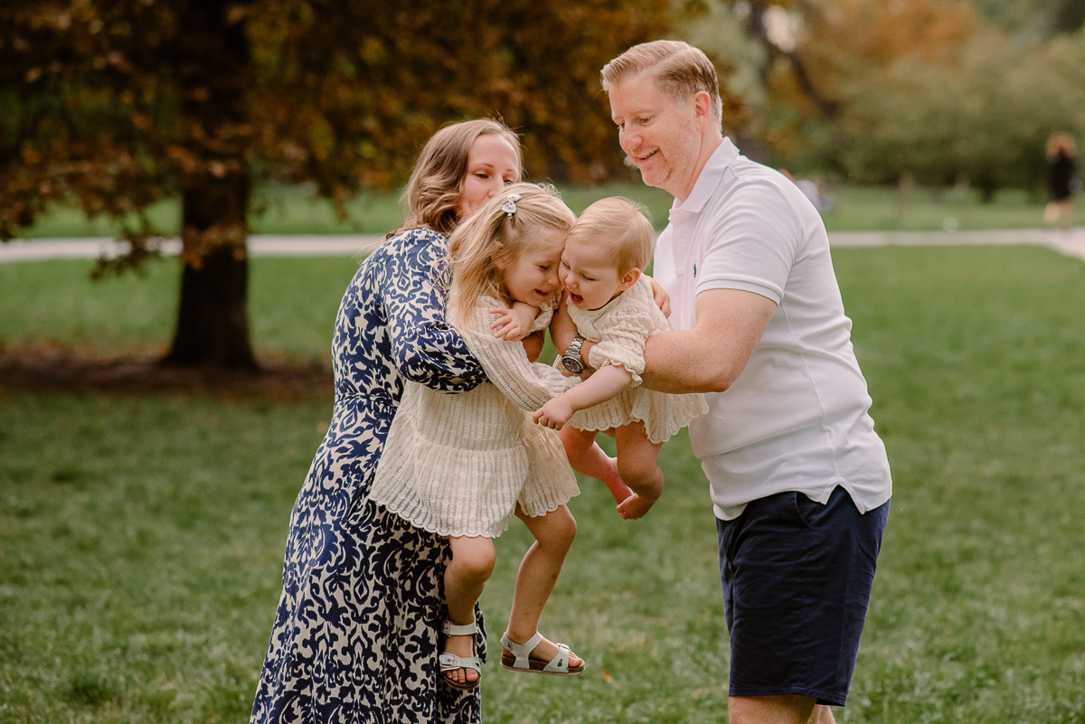 Relaksujący spacer po parku - pomysł na sesję rodzinną w Warszawie
