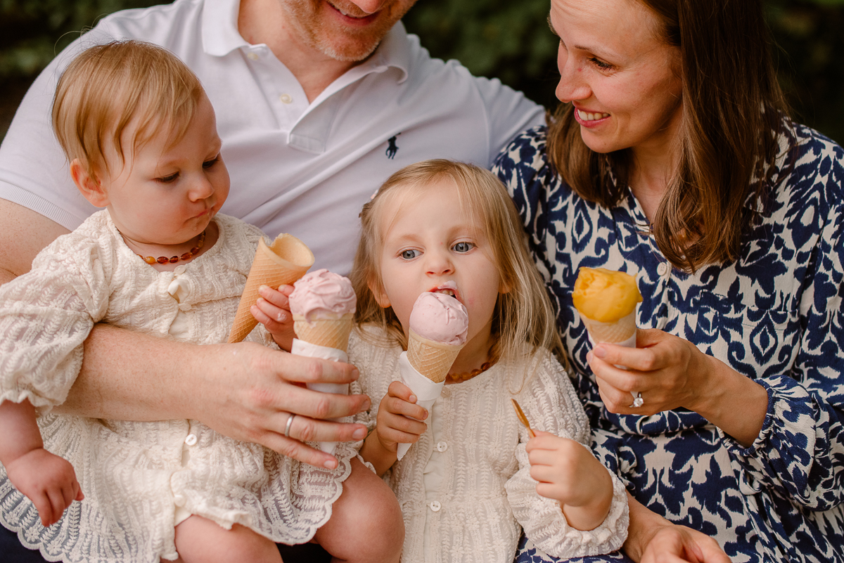 Relaksujący spacer po parku - pomysł na sesję rodzinną w Warszawie