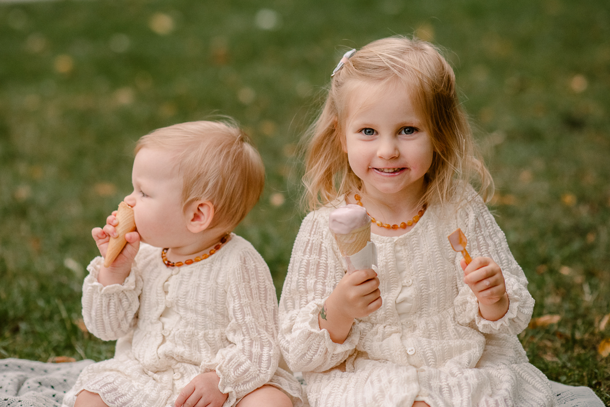 Relaksujący spacer po parku - pomysł na sesję rodzinną w Warszawie