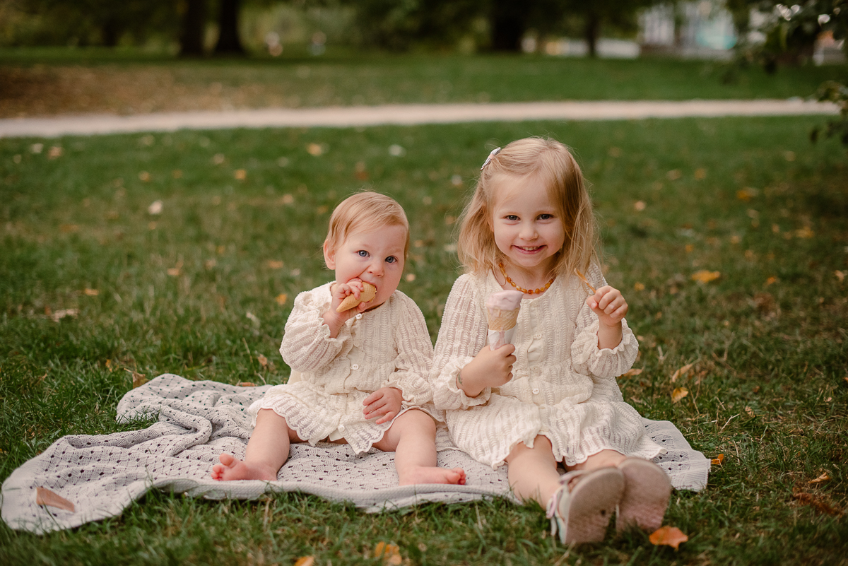 Relaksujący spacer po parku - pomysł na sesję rodzinną w Warszawie