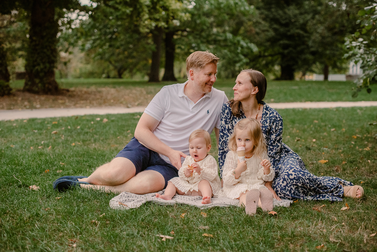 Relaksujący spacer po parku - pomysł na sesję rodzinną w Warszawie