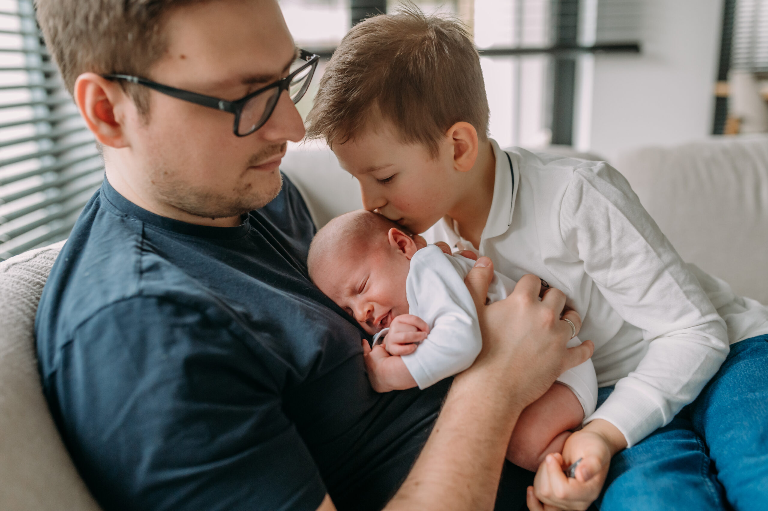 Miłość do naturalnej fotografii noworodkowej – sesje w domu pełne spokoju i czułości