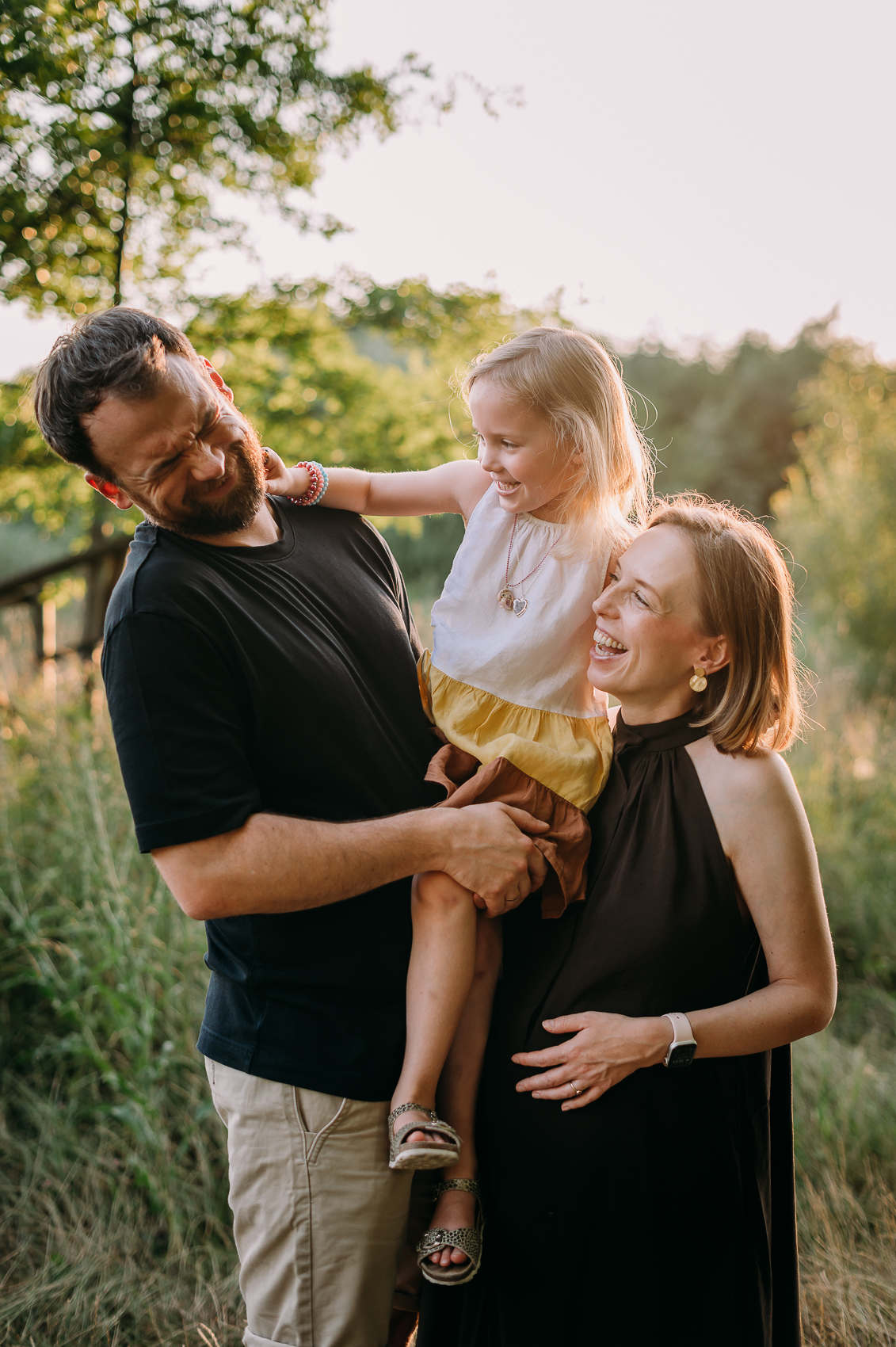 sesja ciążowa podczas złotej godziny Warszawa