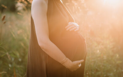 Sesja ciążową podczas złotej godziny, Warszawa