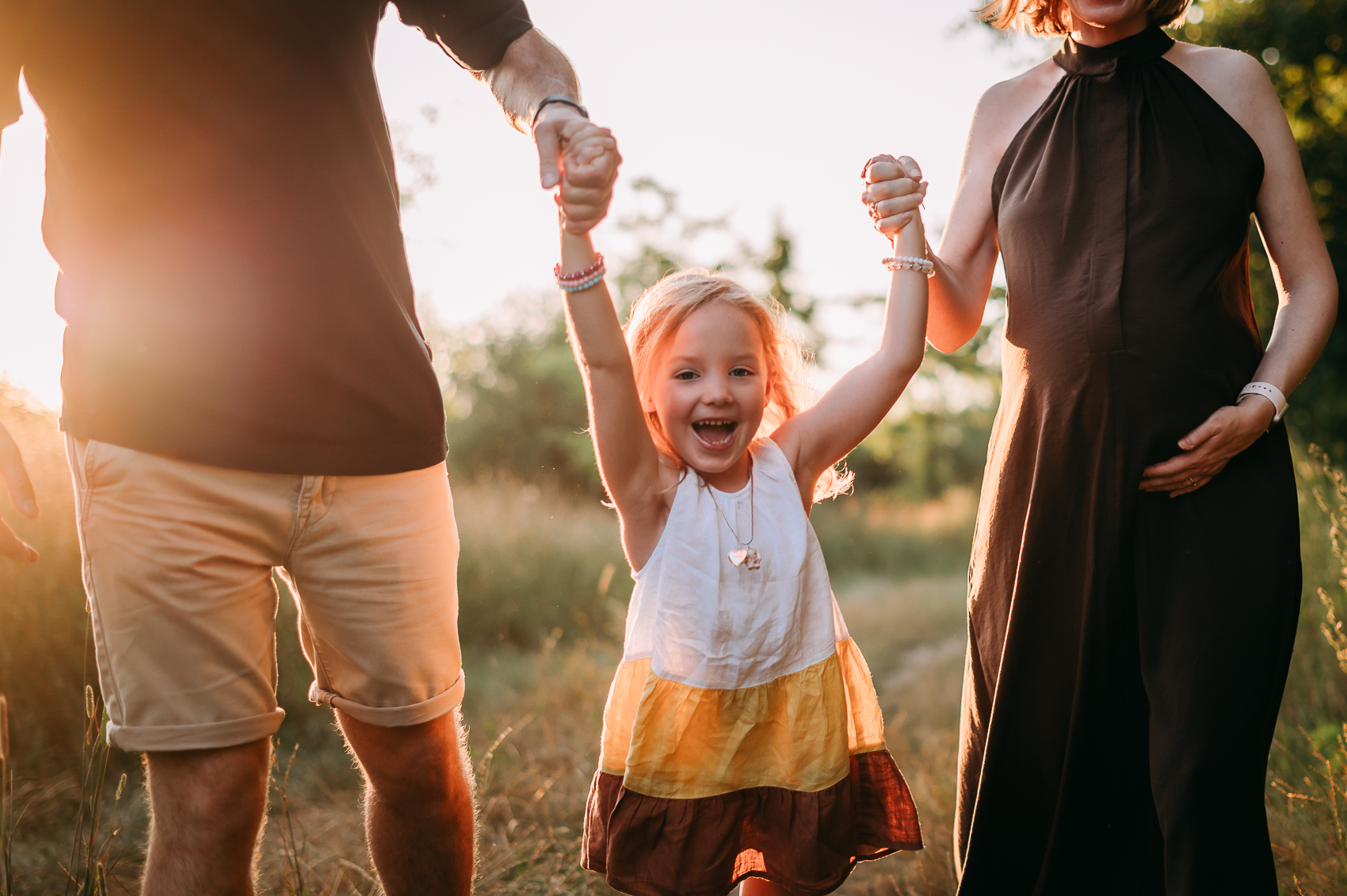 sesja ciążowa podczas złotej godziny Warszawa
