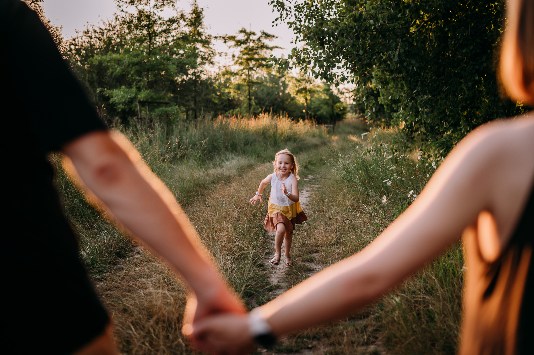 sesja ciążowa podczas złotej godziny Warszawa