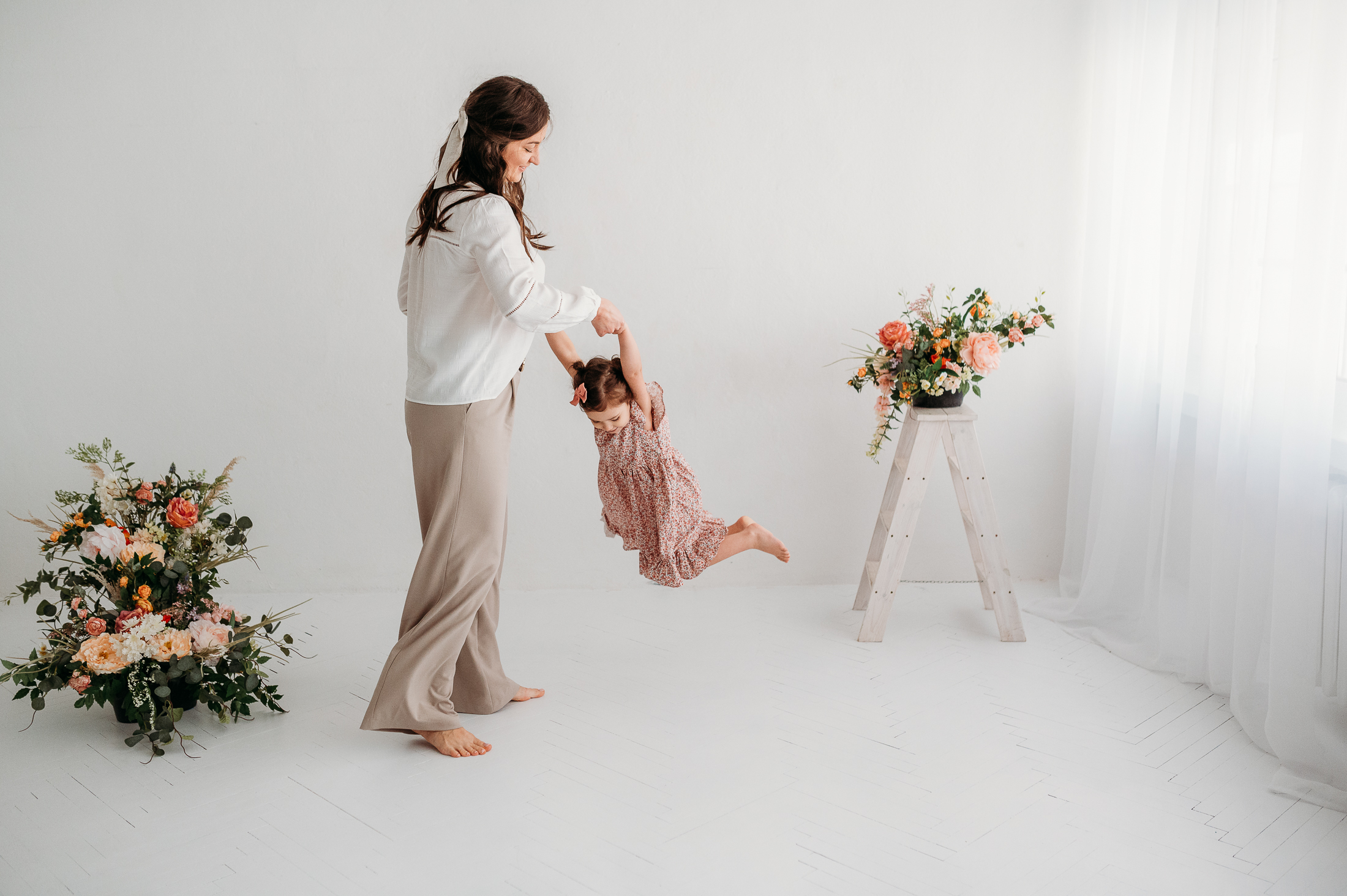 sesje dzień mamy warszawa, mama kręci się z dzieckiem dookoła