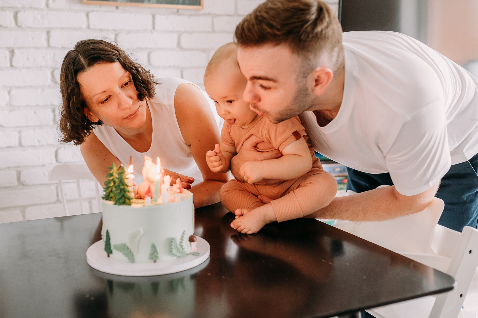 dmuchanie tortu podczas pierwszych urodzin