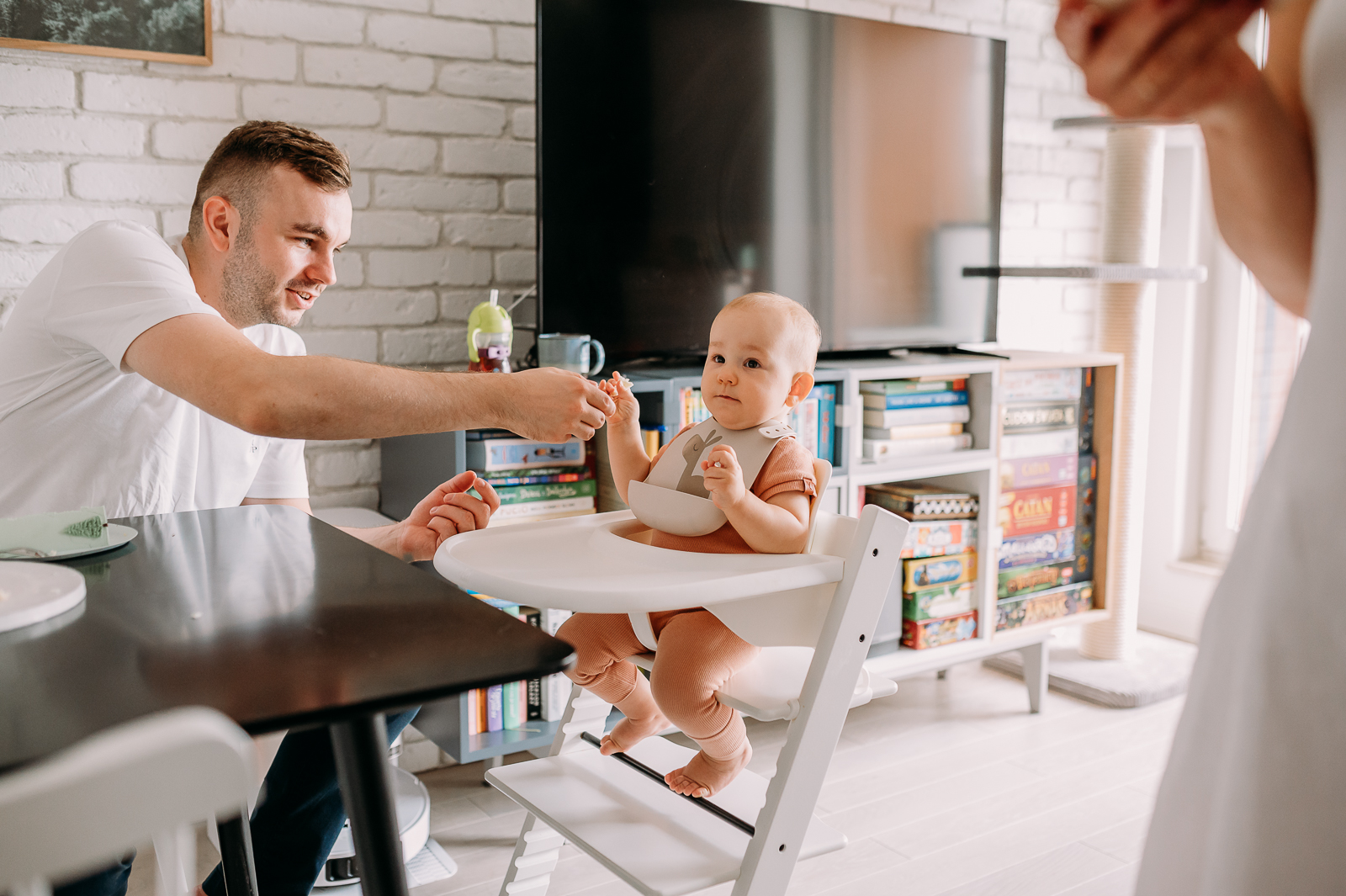 dziecko próbuje tort podczas pierwszych urodzin