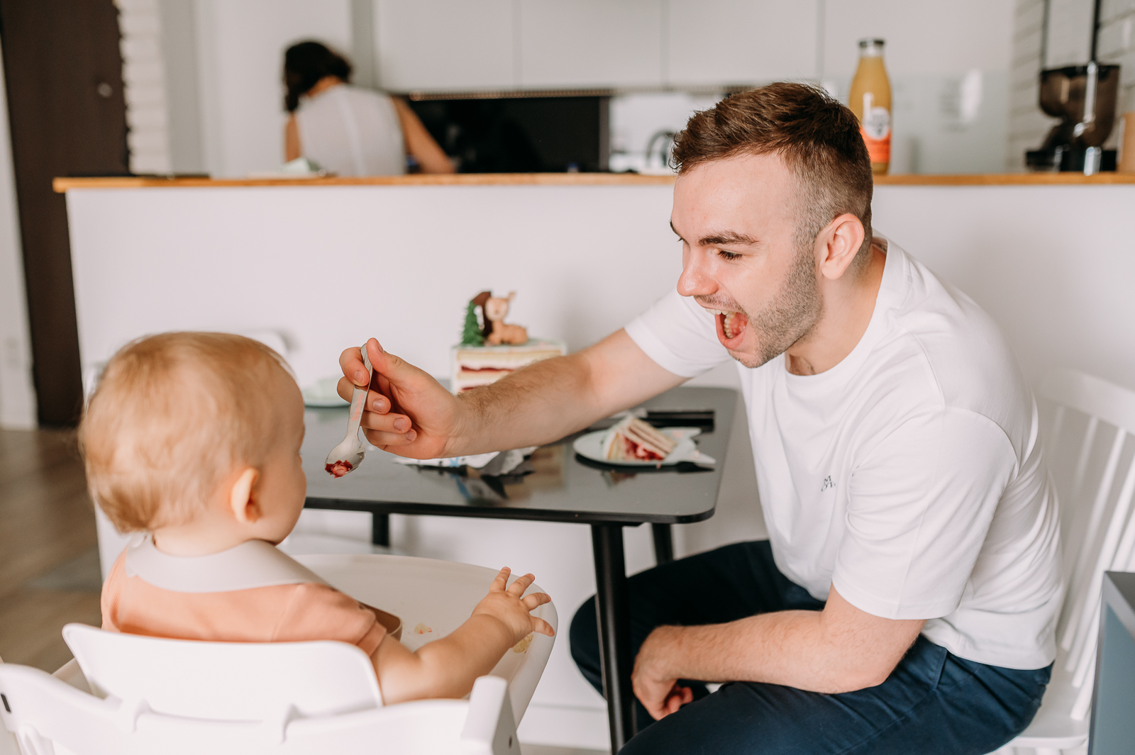 tata karmi dziecko pierwsze urodziny