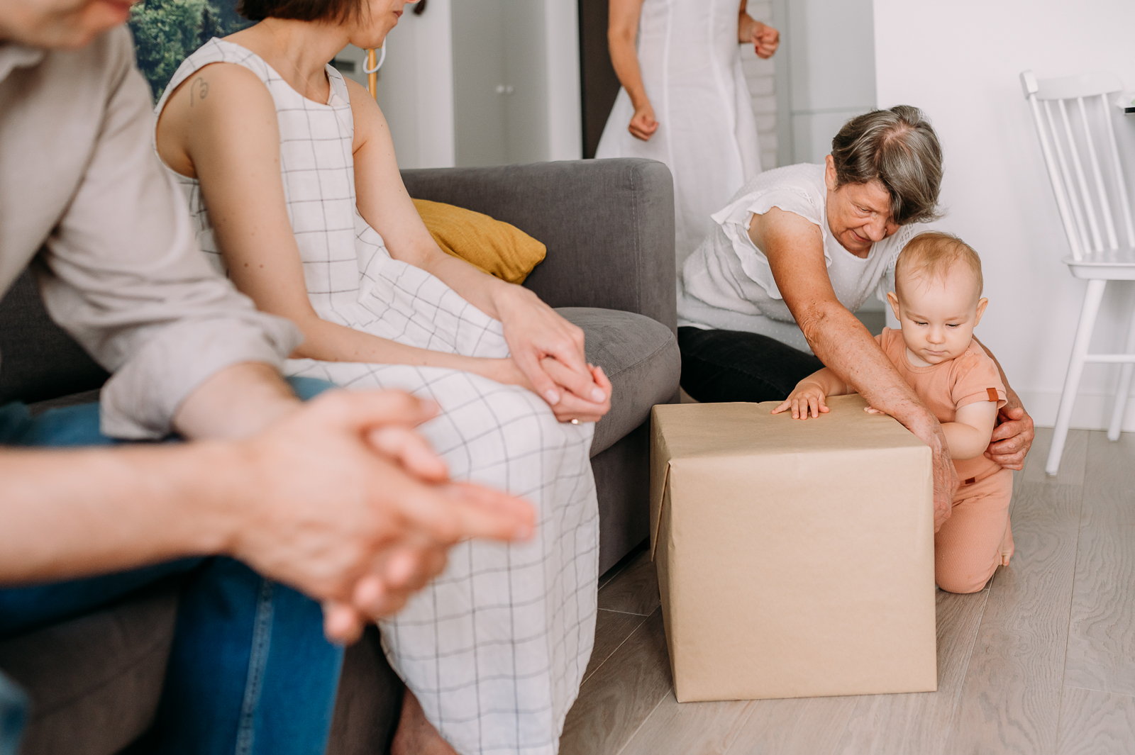 dziecko rozpakowuje prezent na pierwsze urodziny