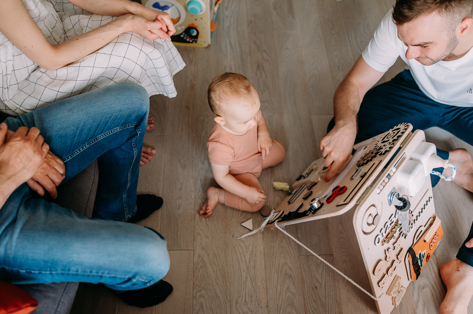 dziecko bawi się przy tablicy manipulacyjnej