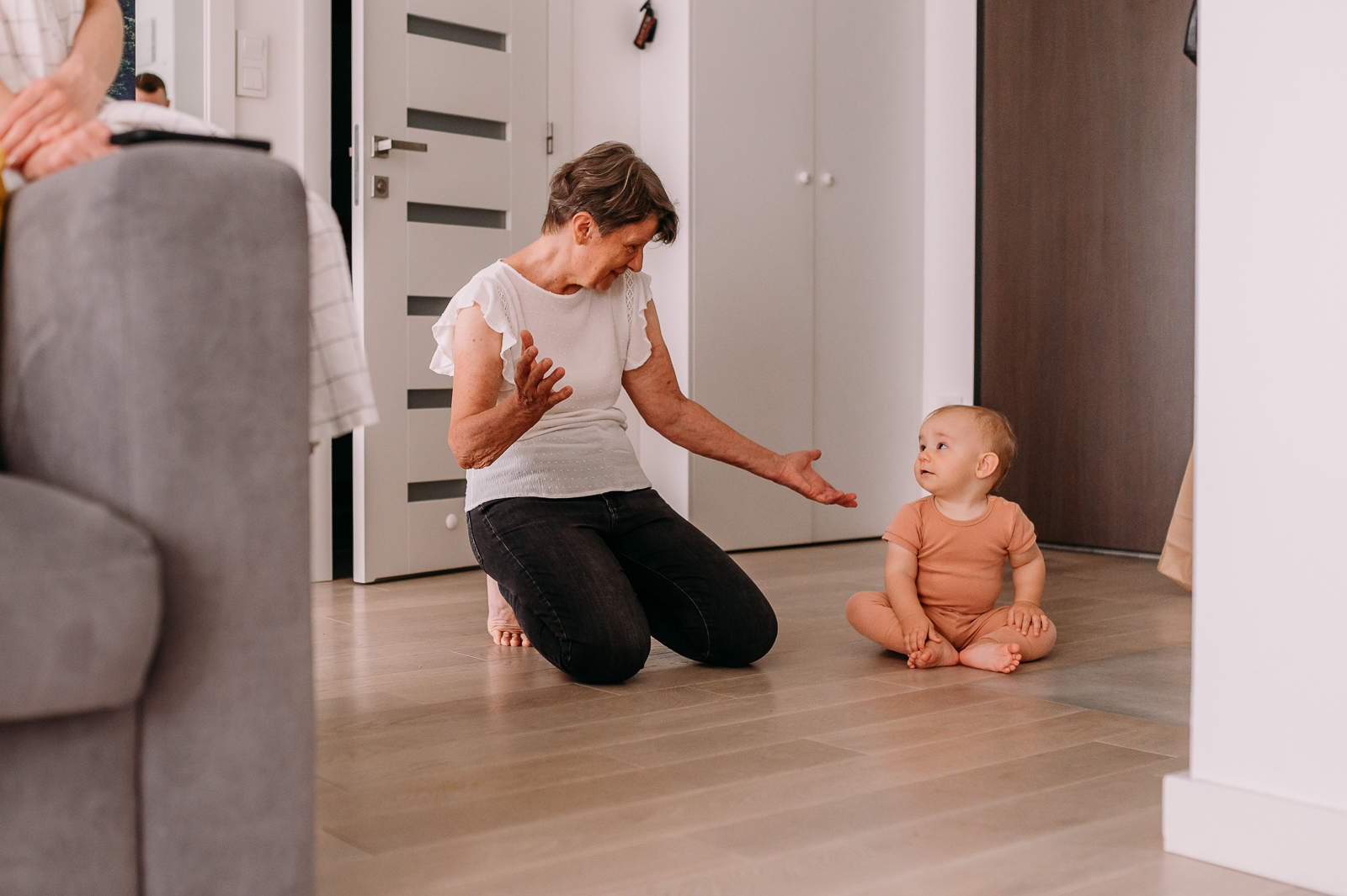 babcia z córką podczas przyjęcia pierwsze urodziny