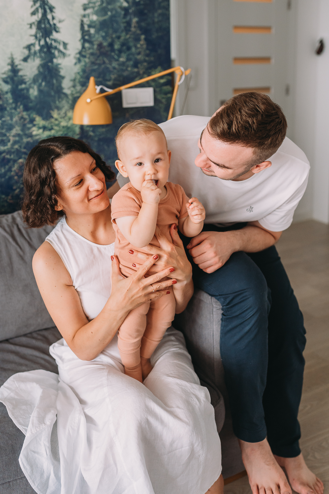 mama z tatą całują roczne dziecko