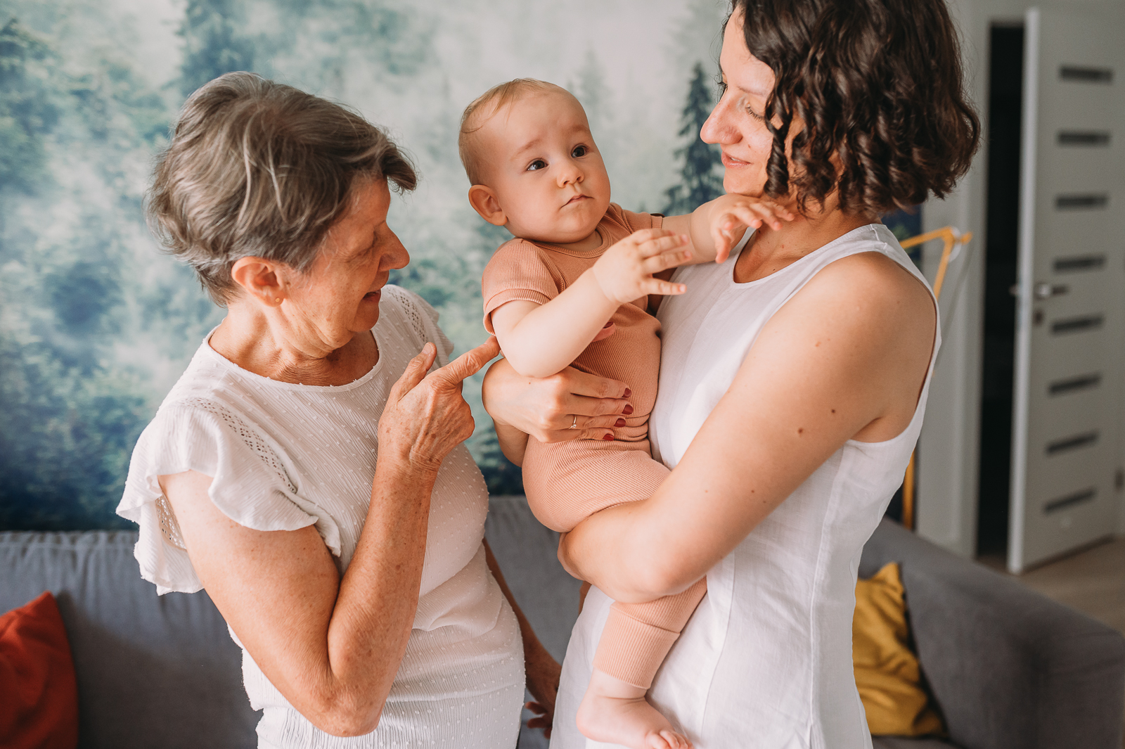 dziecko bawi się przy tablicy manipulacyjnej