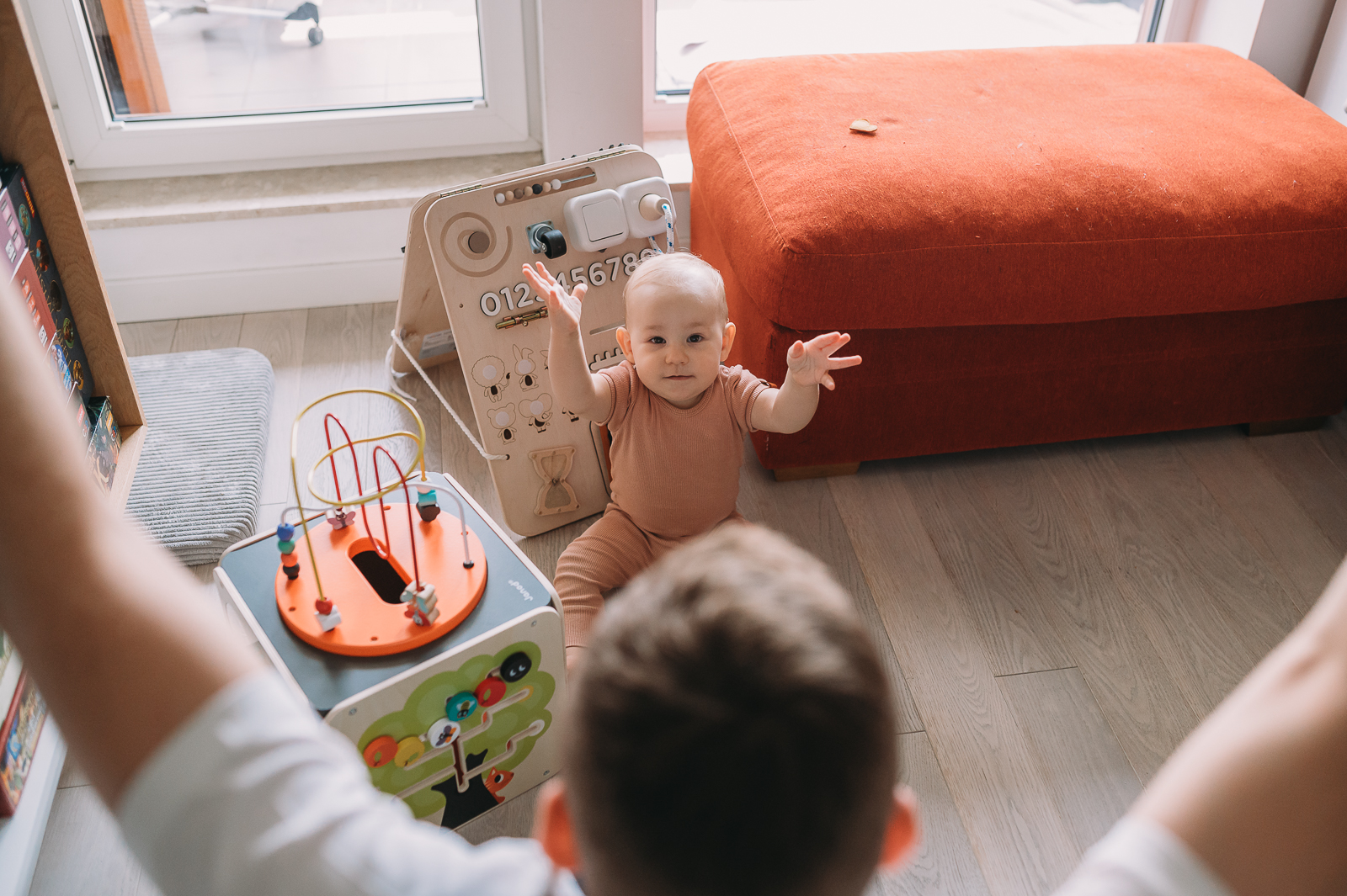 dziecko bawi się przy tablicy manipulacyjnej