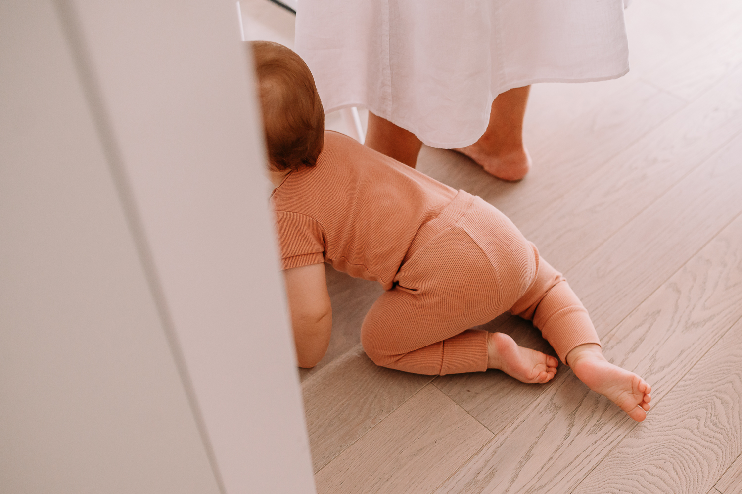 roczniak podczas urodzin  chodzi na czworaka