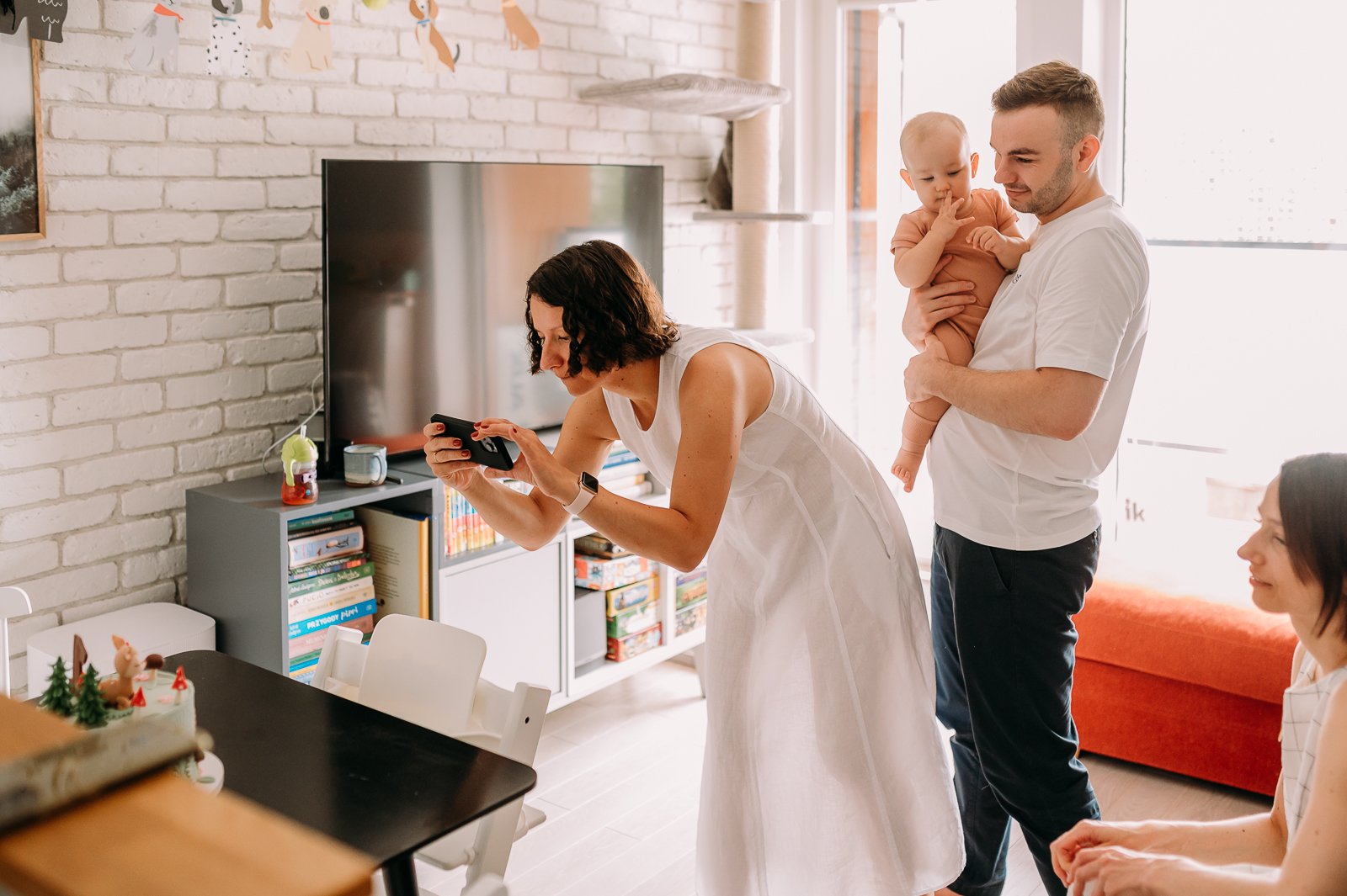 mama robi zdjęcie tortu podczas roczku