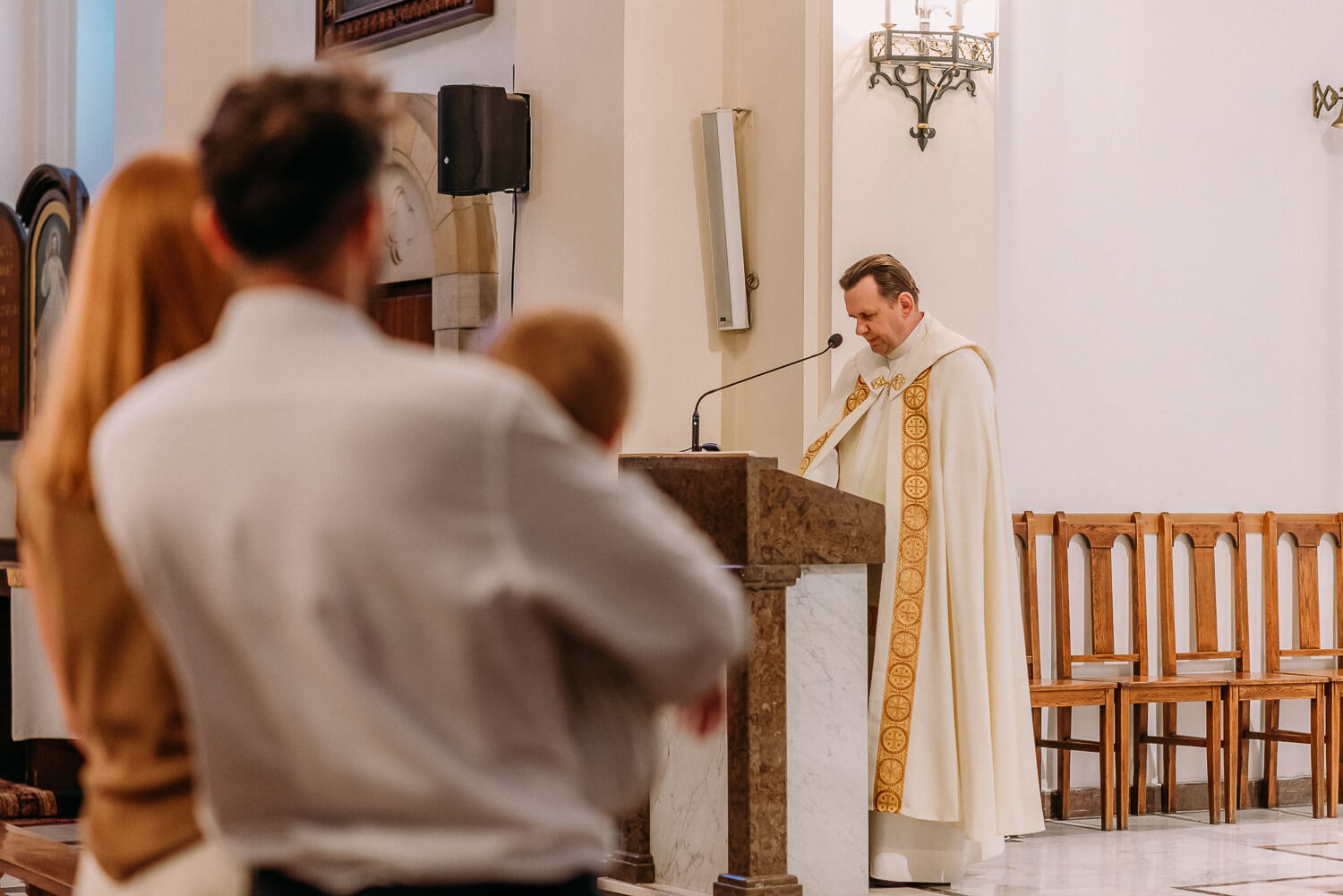 chrzest stoi w kościele na mównicy podczas chrztu