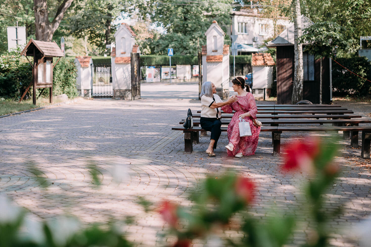 Goście siedzą przed kościołem i czekają na chrzest