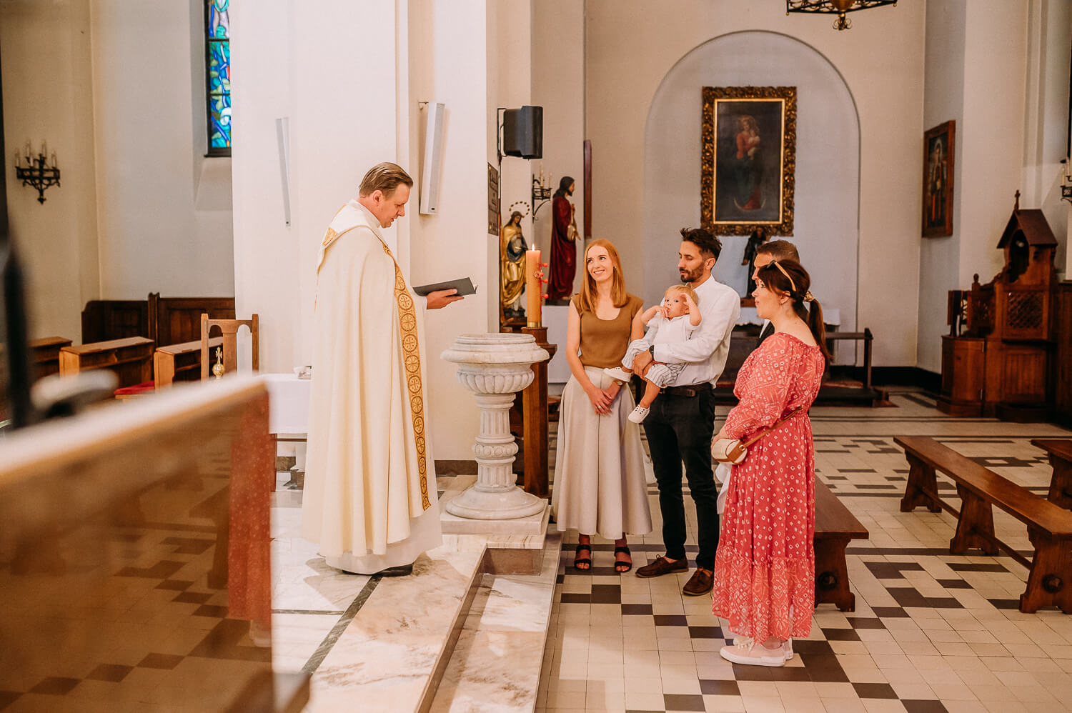przygotowanie do ceremonii chrztu w kościele