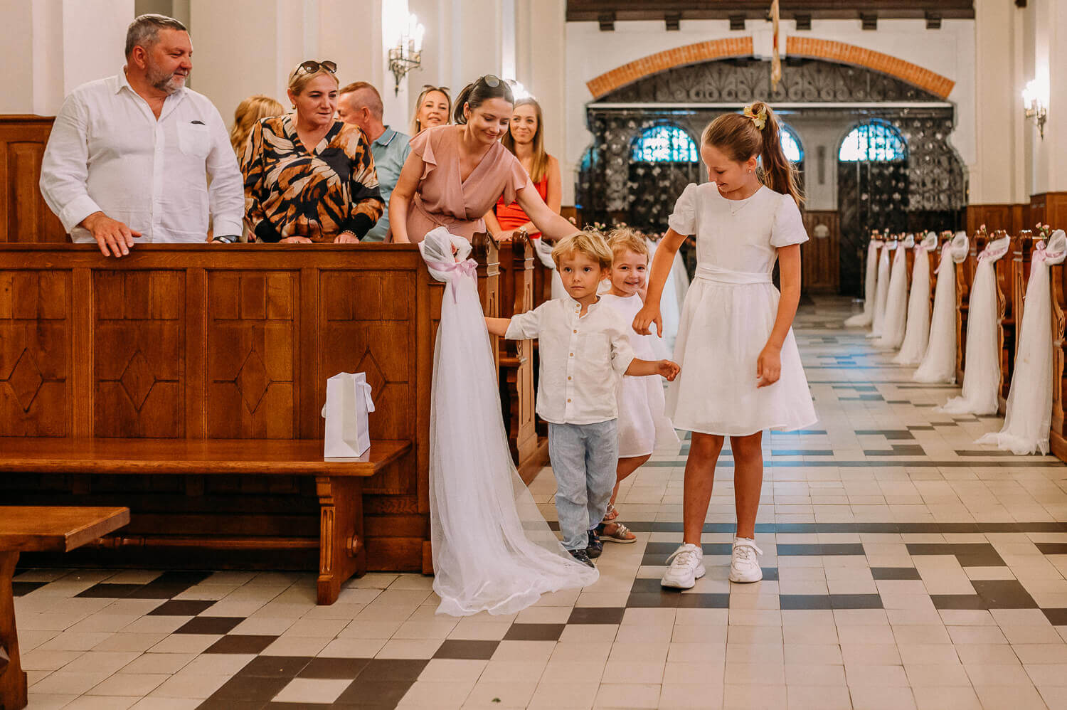 dzieci stoją w kościele podczas mszy