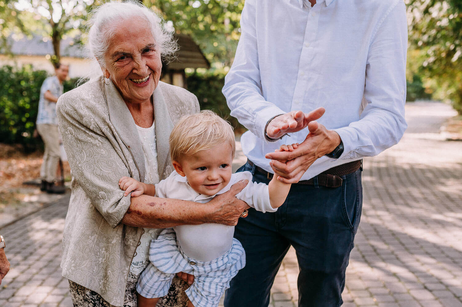 babcia pozuje do zdjęć z wnuczkiem