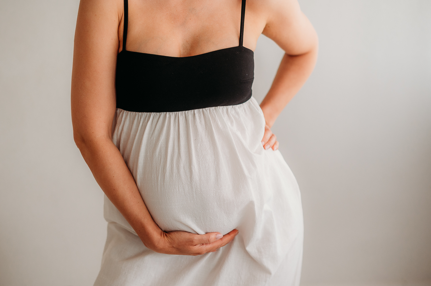 zdjęcie ciążowego brzuszka w sukience