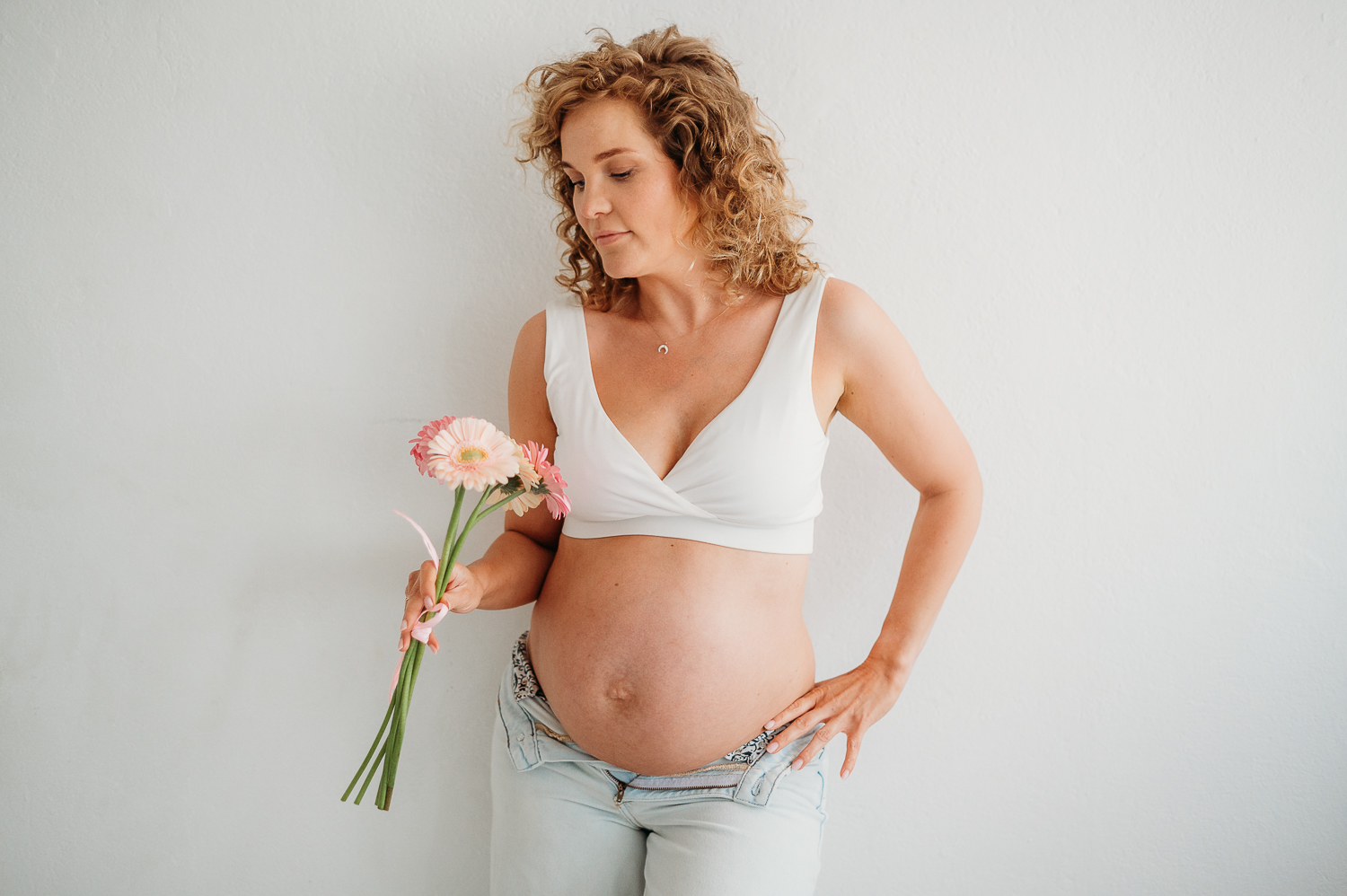 dziewczyna w ciąży pozuje do zdjęć w studio<br />
