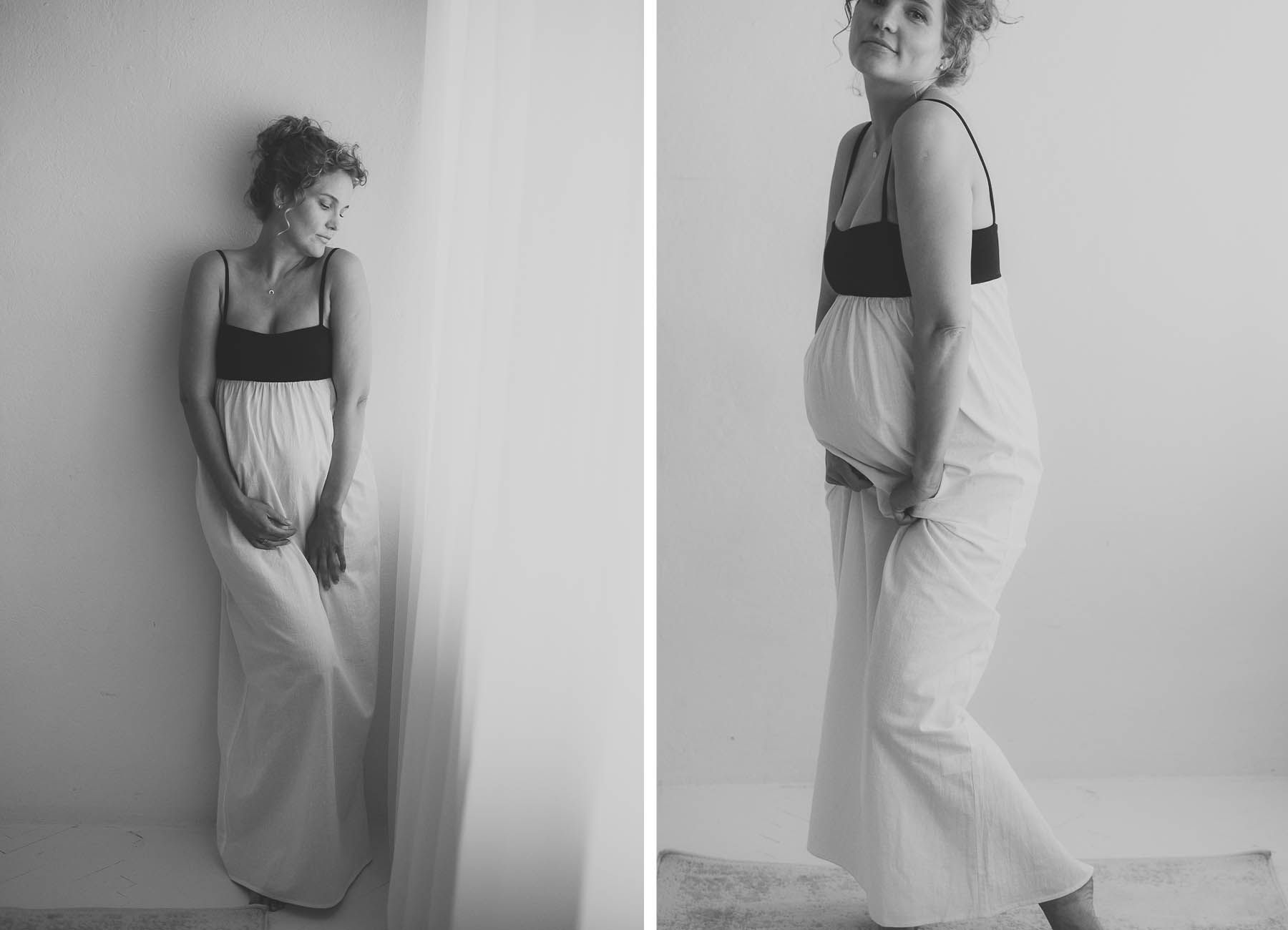 czarno białe zdjęcie kobiety w ciąży podczas sesji w studio