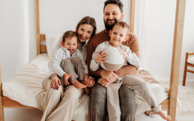 7 sposobów na naturalną fotografię rodzinną w studio