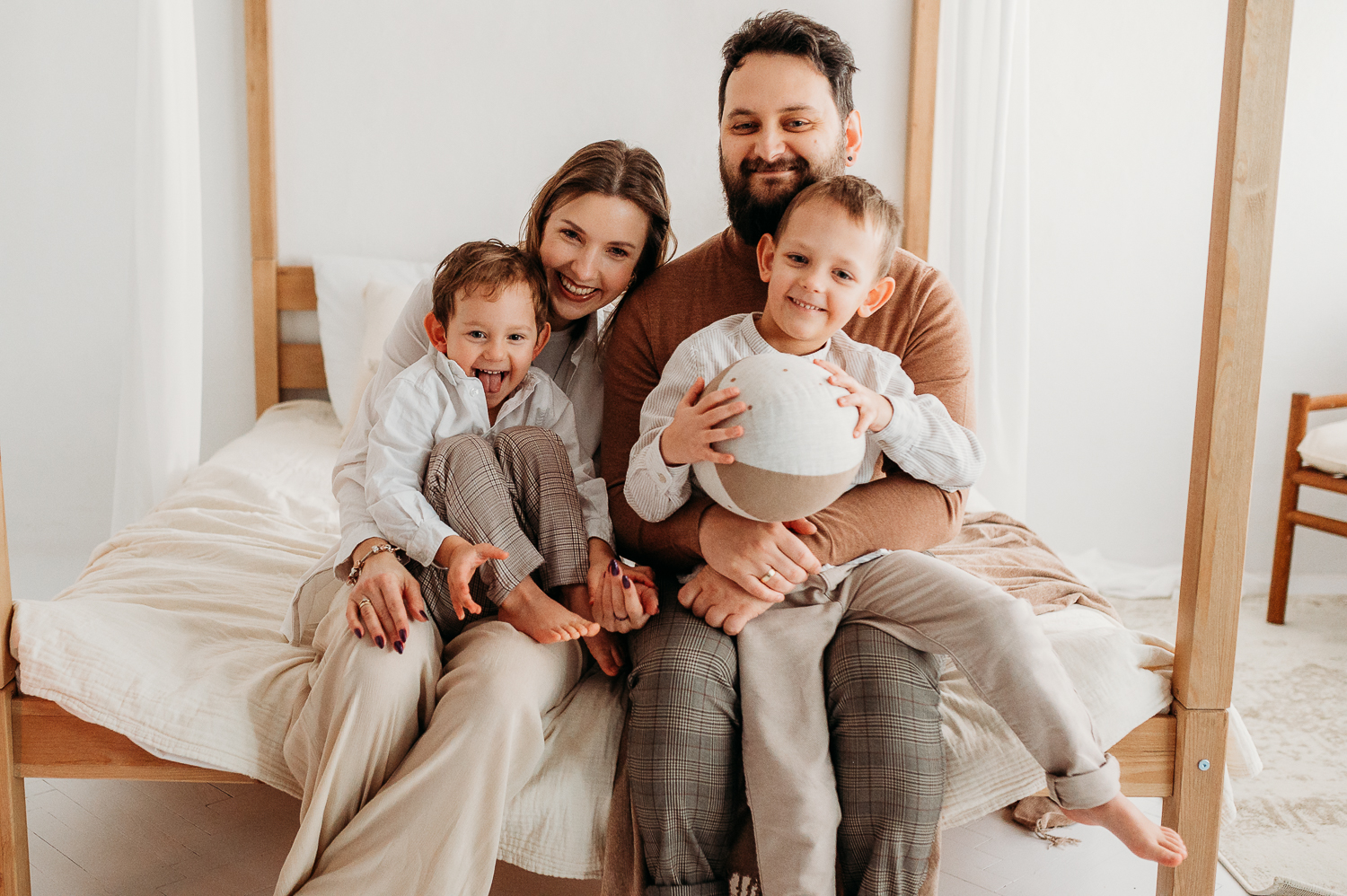 jak czuć się swobodnie przed obiektywem? porady od fotografa rodzinnego lifestyle Warszawa robiącego zdjęcie rodzinki na naturalnej sesji w studio