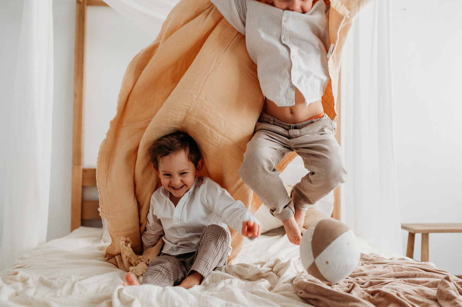 jak czuć się swobodnie przed obiektywem? dzieci skaczą po łóżku w studio