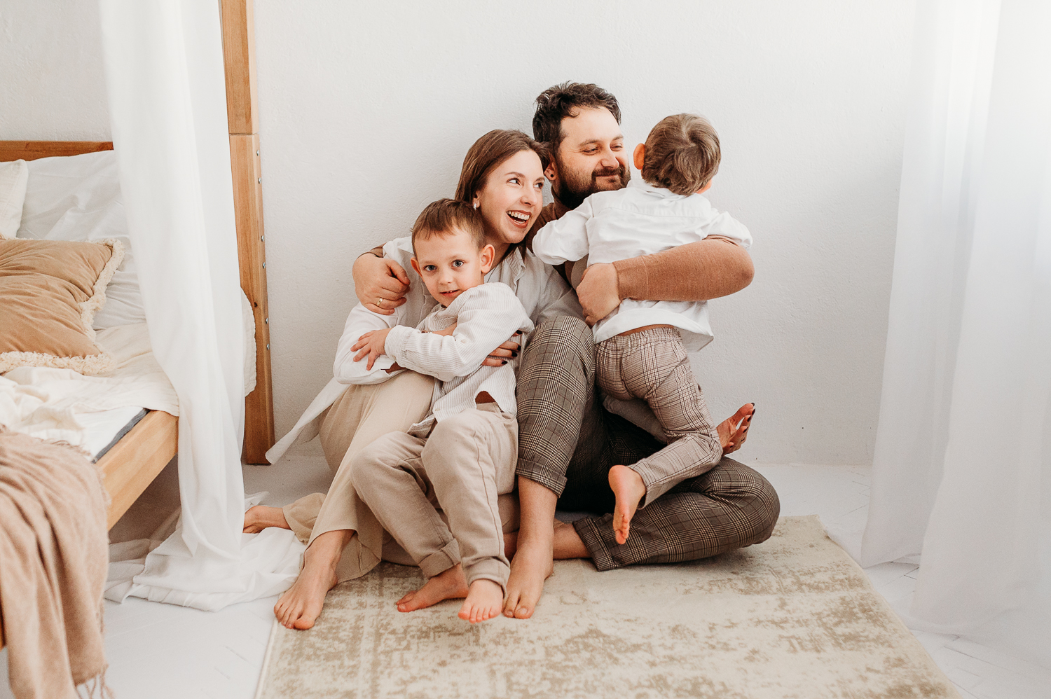 zdjęcie rodzinki na naturalnej sesji w studio