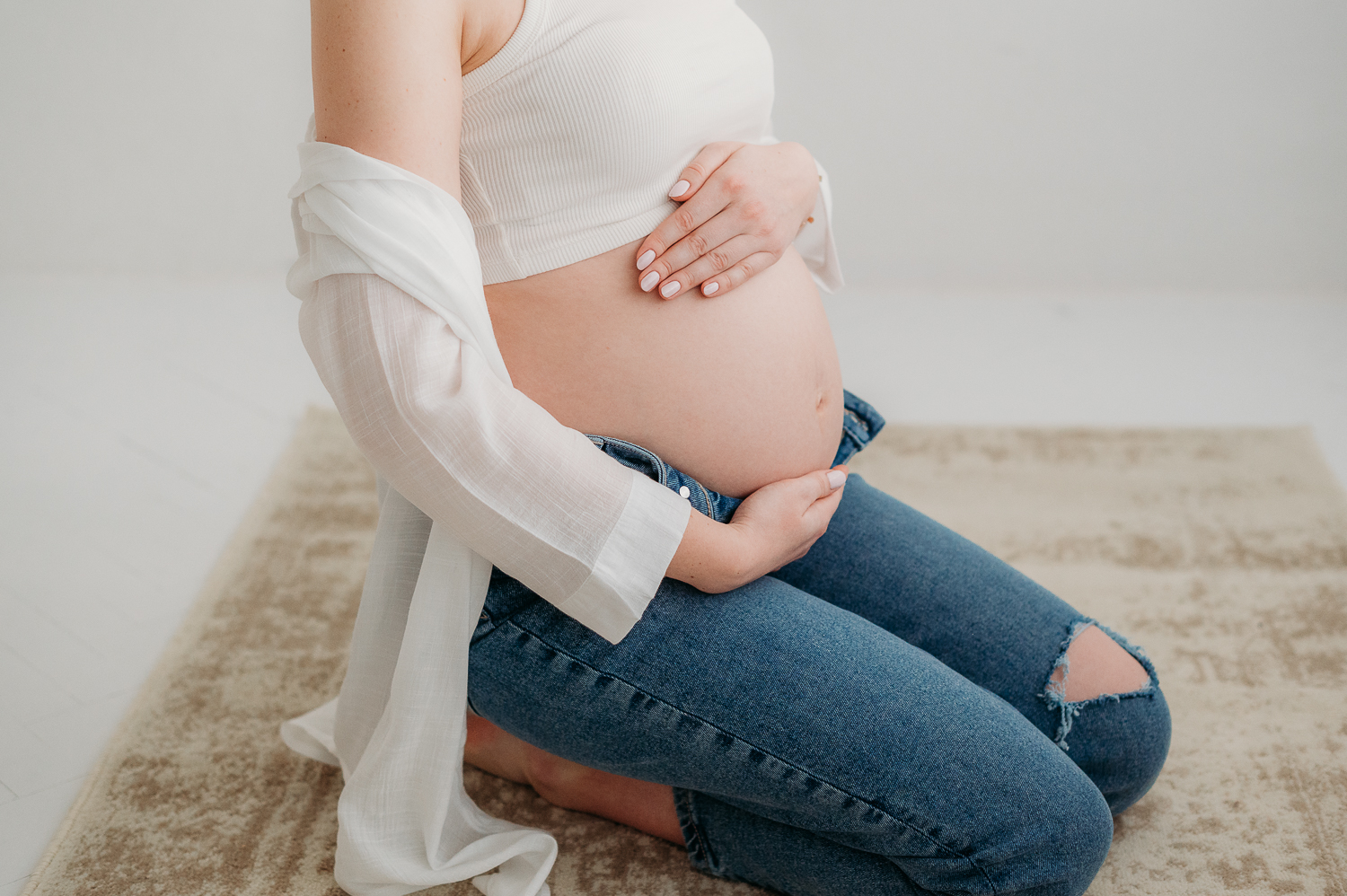 zdjęcie podczas sesji brzuszkowej - ciążowy brzuszek 