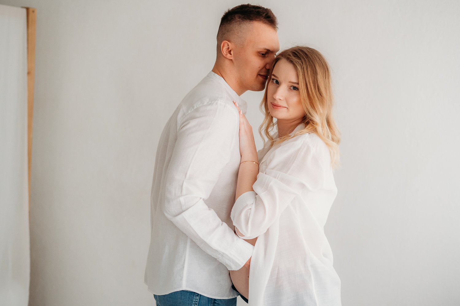 para przytula się podczas sesji ciążowej w studio w Warszawie