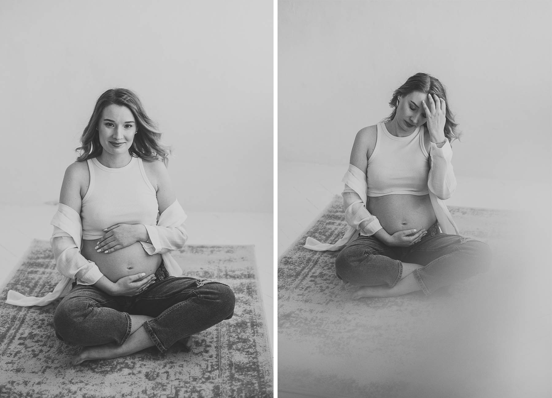 sesja brzuszkowa w studio - zdjęcie czarno białe