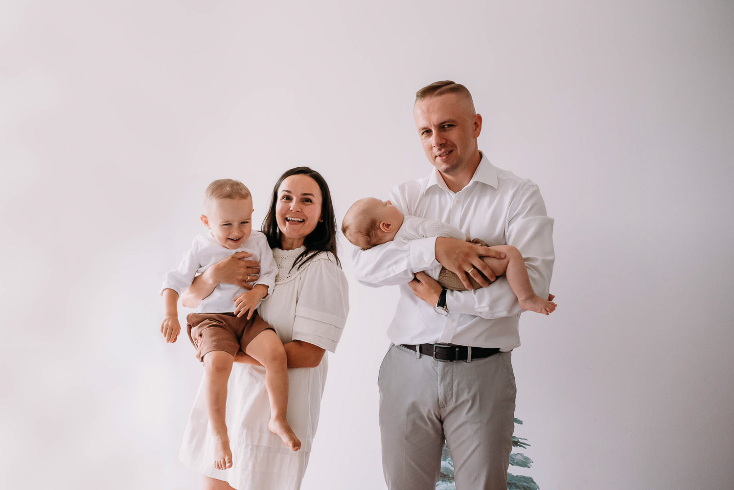 zdjęcia rodzinny szykującej się do wyjścia na chrzest