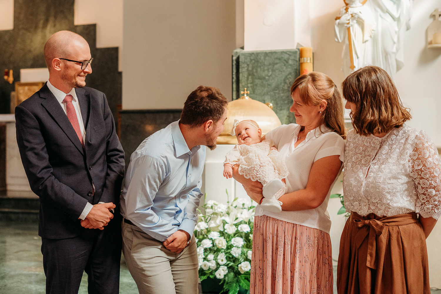 zdjęcia rodzinne w kościele podczas chrztu