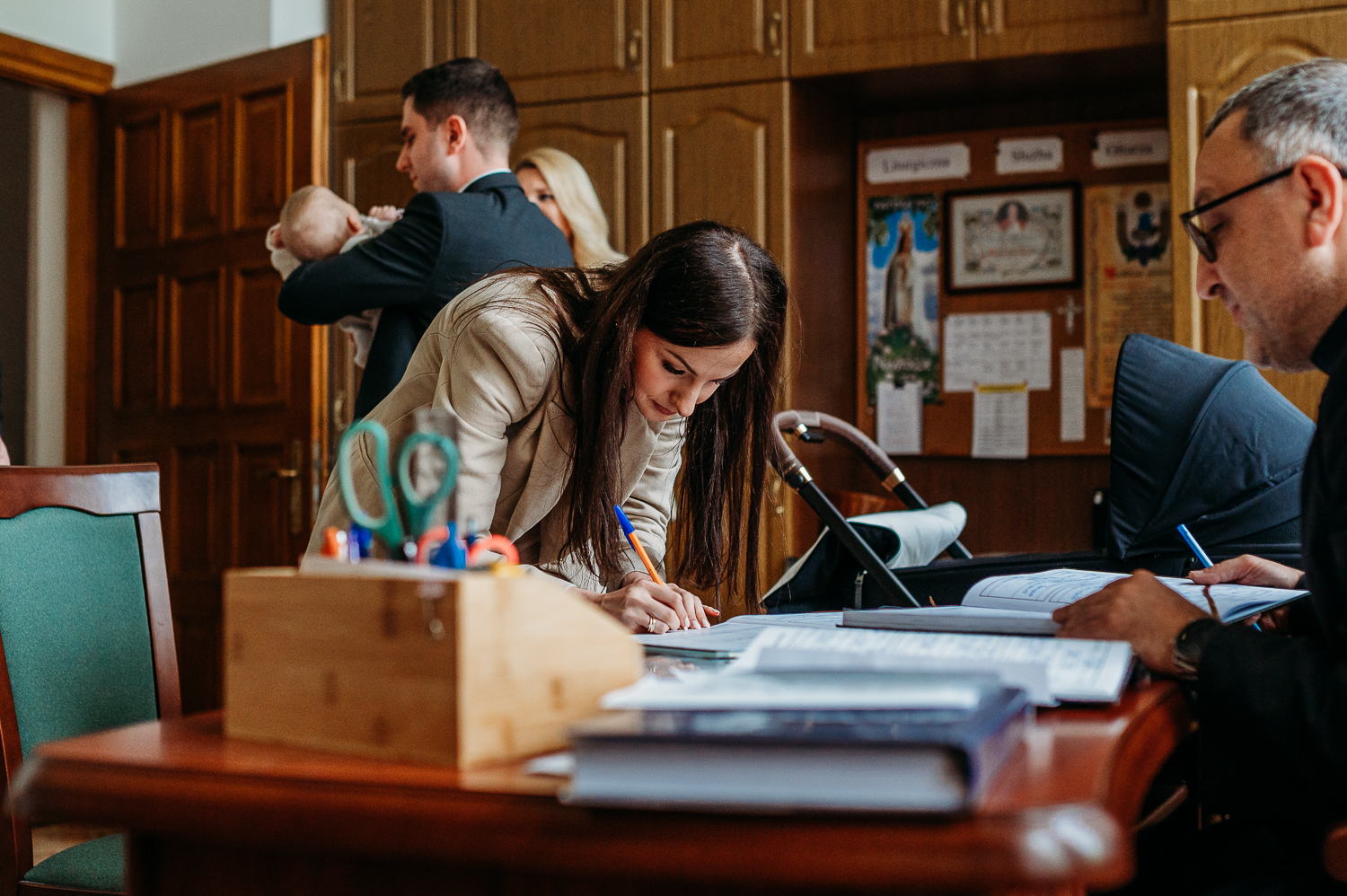 mama podpisuje dokumenty w zachraysti przed reportażem z chrztu w Warszawie