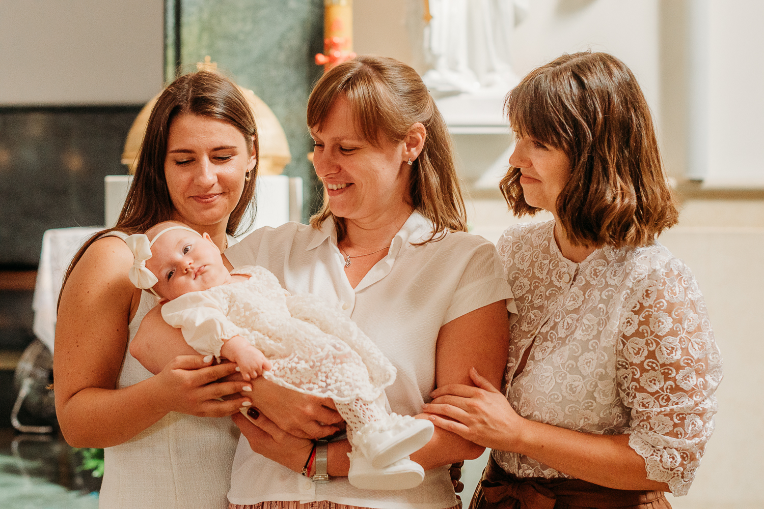 portret zrobiony po mszy w kościele podczas chrztu jako najważniejszy moment który zatrzymuję podczas reportażu z chrztu w Warszawie