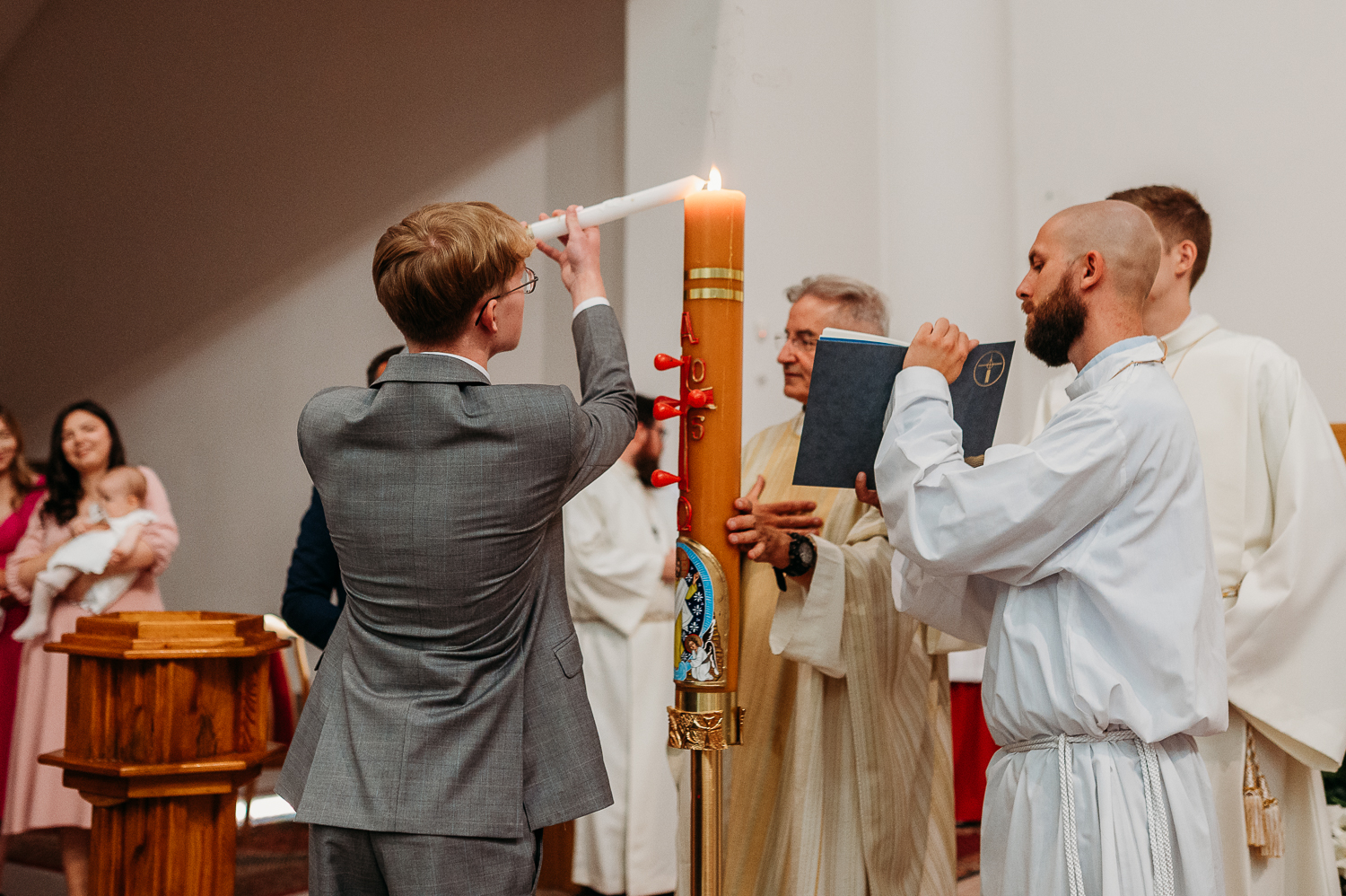 zapalenie świecy od paschału podczas chrztu 