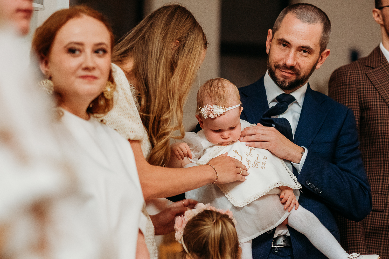 przyłożenie szatki podczas chrztu jako jeden z Najważniejszych momentów, które zatrzymuję podczas reportażu z chrztu w Warszawie