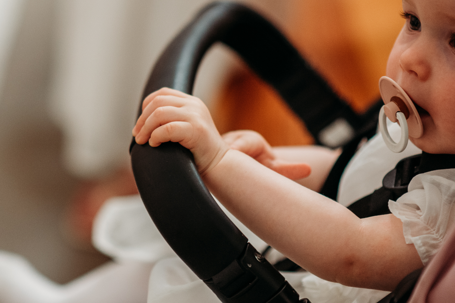 zbliżenie na dłoń dziecka podczas reportażu z chrztu w warszawie